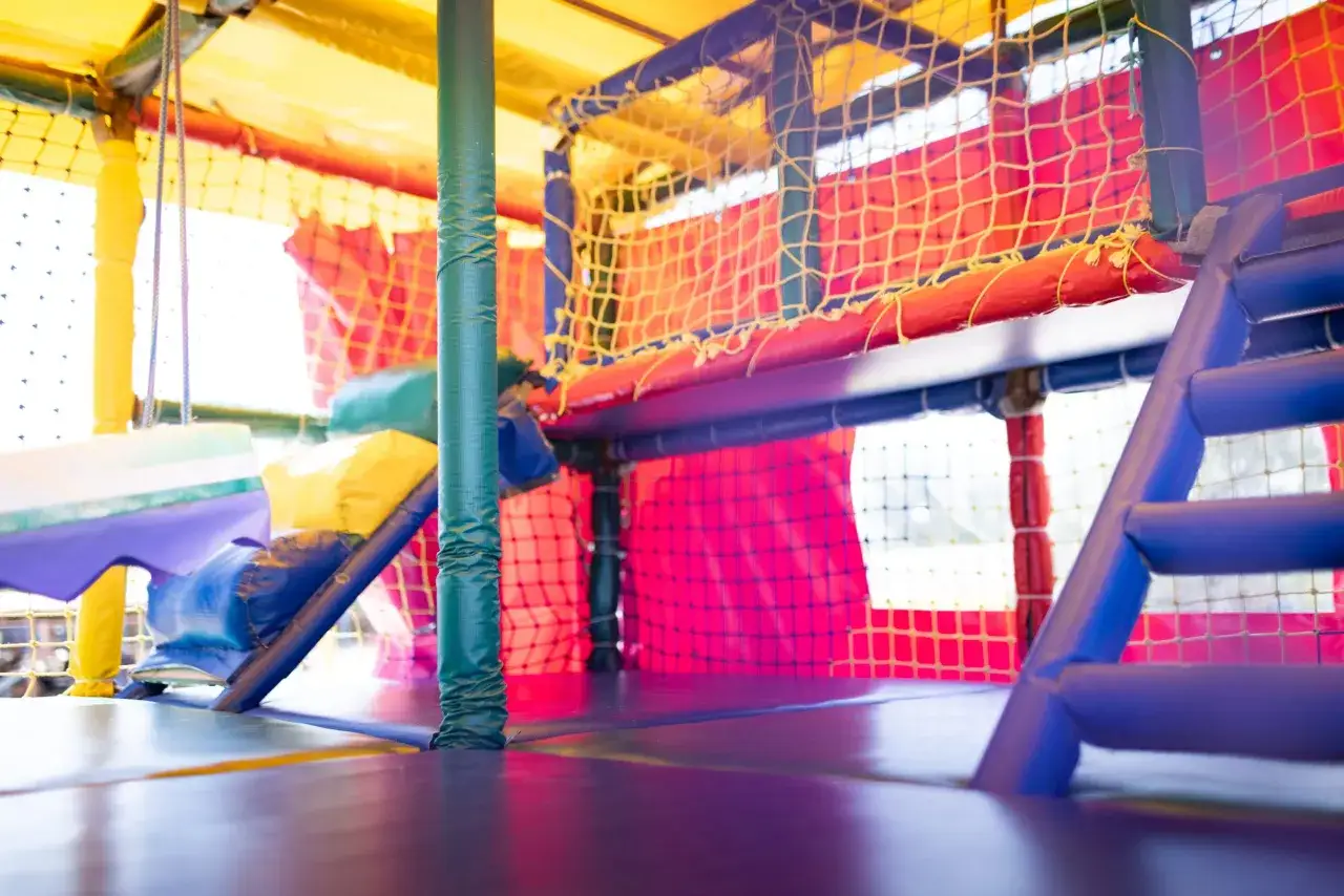 Bunte Kletterlandschaft im Vogelpark Marlow, mit Netzen, Rutschen und weichen Polstern.
