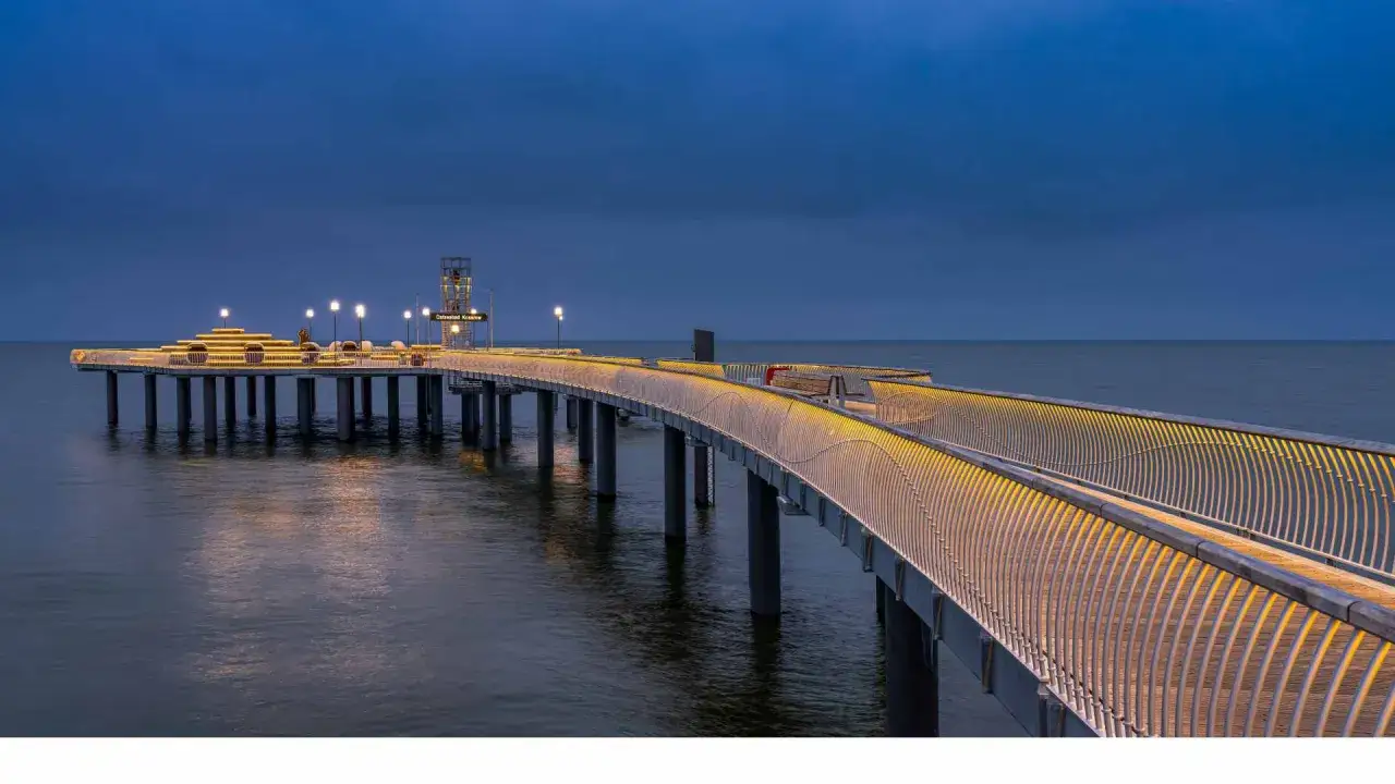 Beleuchtete Seebr&uuml;cke am Strand Koserow im Abendlicht.