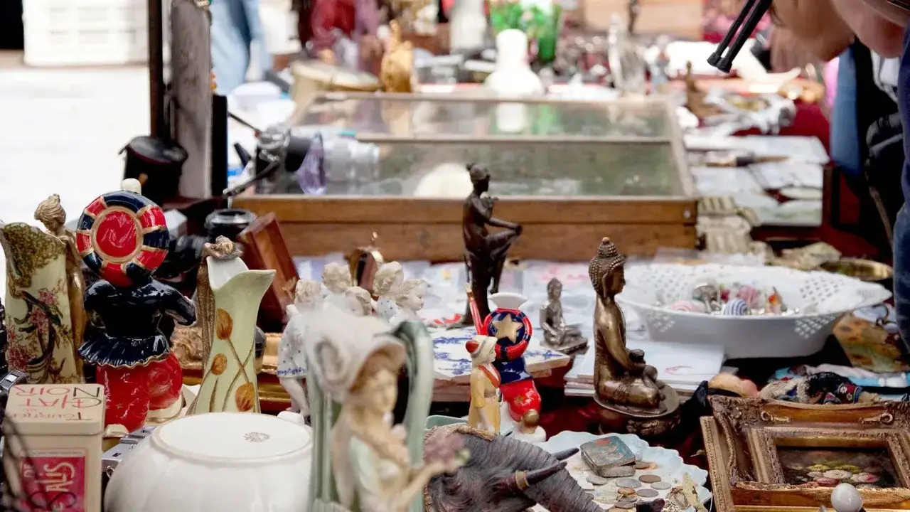 Buntes Treiben auf dem Flohmarkt MV: Figuren, Vasen und Kuriositäten warten auf neue Besitzer.