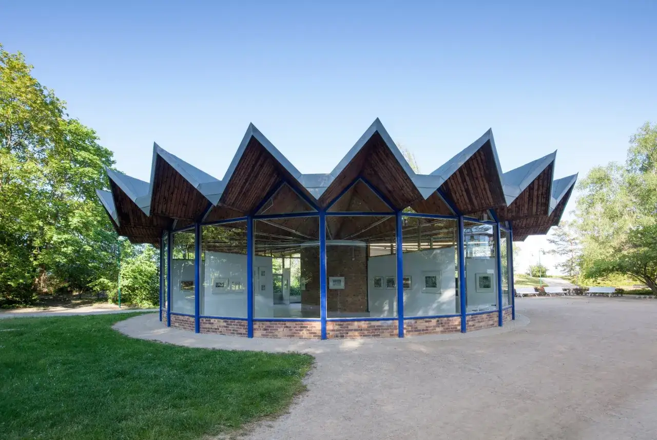 Einzigartiges Gebäude mit Zackendach, das wie ein Stern aussieht. Ein versteckter Ort für Kunst und Kultur, ein Geheimtipp in Heringsdorf.