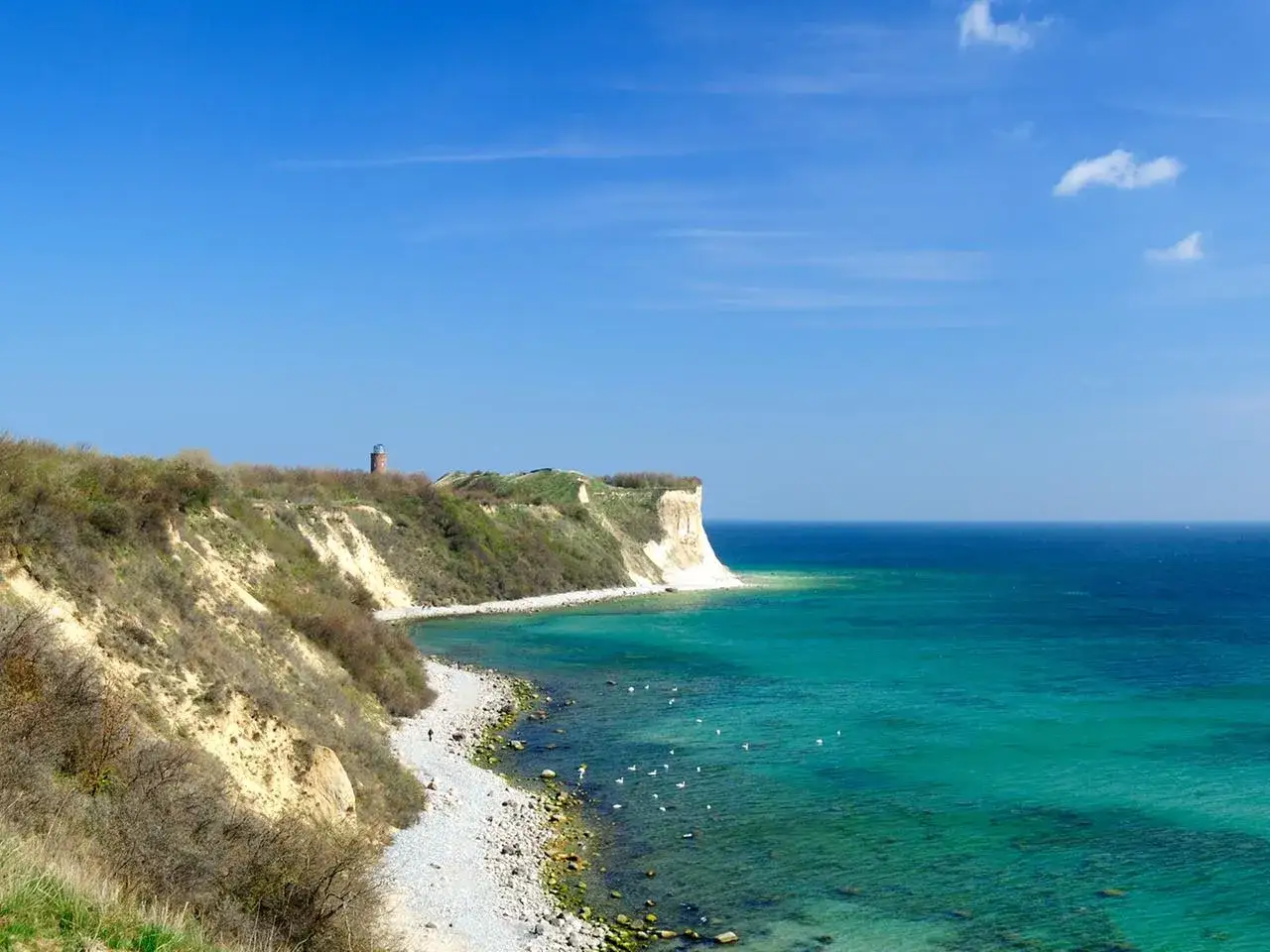 Steilk&uuml;ste bei Kap Arkona mit Leuchtturm, Kiesstrand und t&uuml;rkisfarbenem Meer.