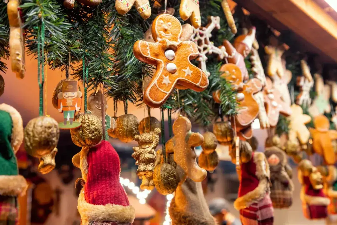 Lebkuchenm&auml;nnchen und bunte Anh&auml;nger am Weihnachtsmarkt Plau am See.