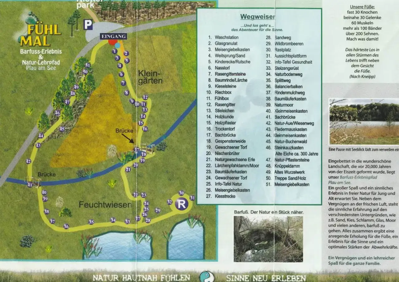 Karte des Barfuß-Erlebnispfads und Kletterparks Plau am See mit Wegweiser und Stationen wie Brücken und Feuchtwiesen.