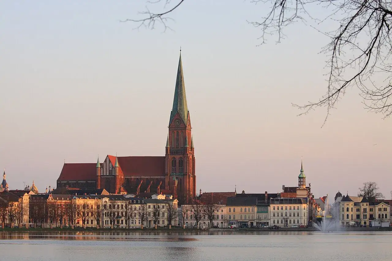 Der imposante Schweriner Dom ragt über die historische Altstadt am Seeufer auf.
