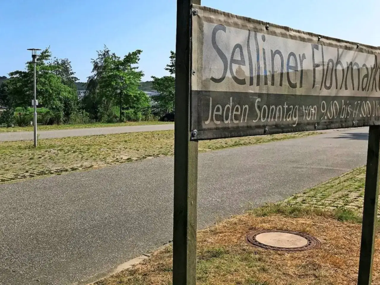 Schild f&uuml;r den Selliner Flohmarkt: Jeden Sonntag von 9:00 bis 17:00 Uhr ge&ouml;ffnet.
