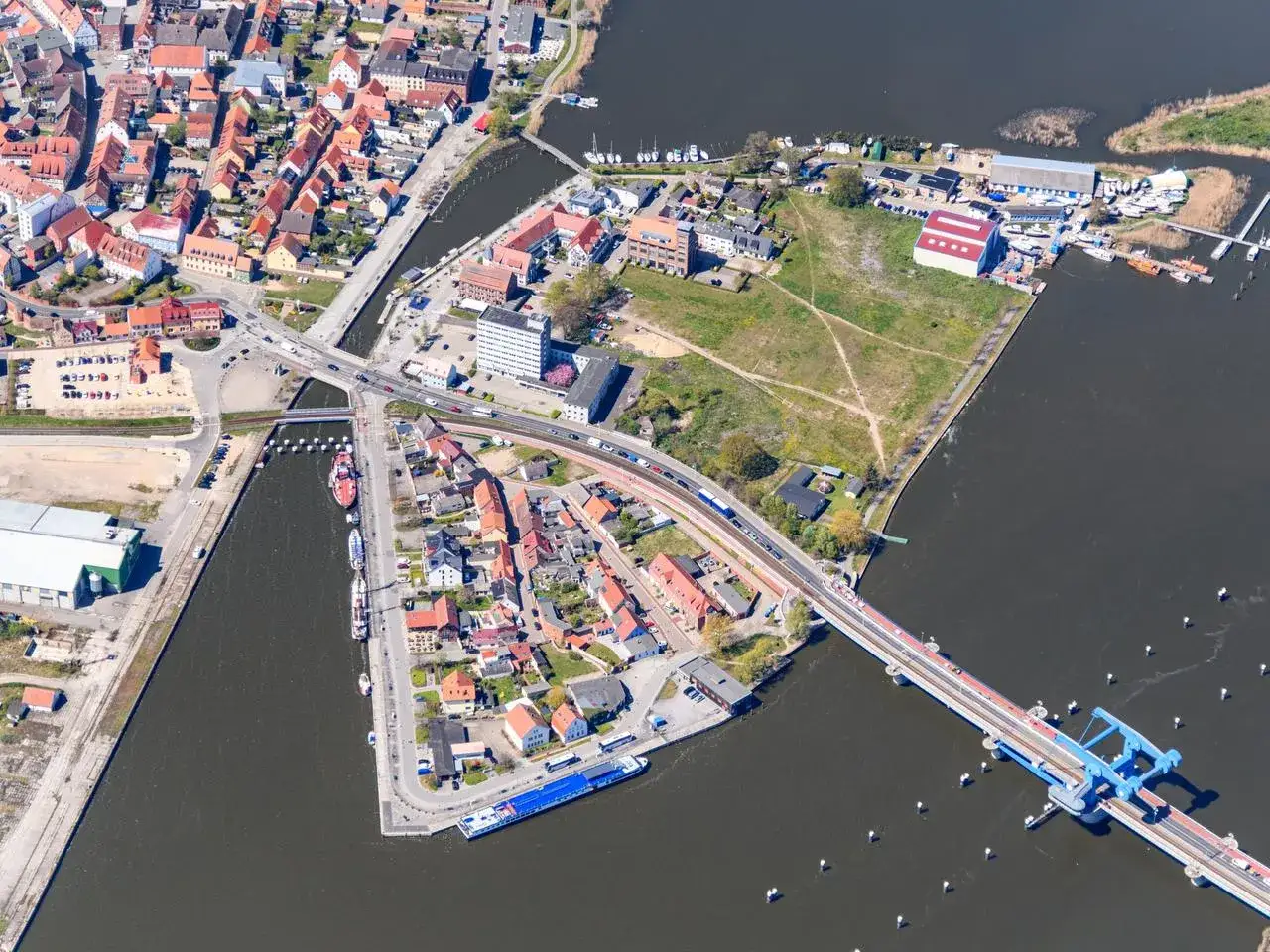 Luftaufnahme von Wolgast Hafen mit Brücke, Schiffen und Gebäuden.
