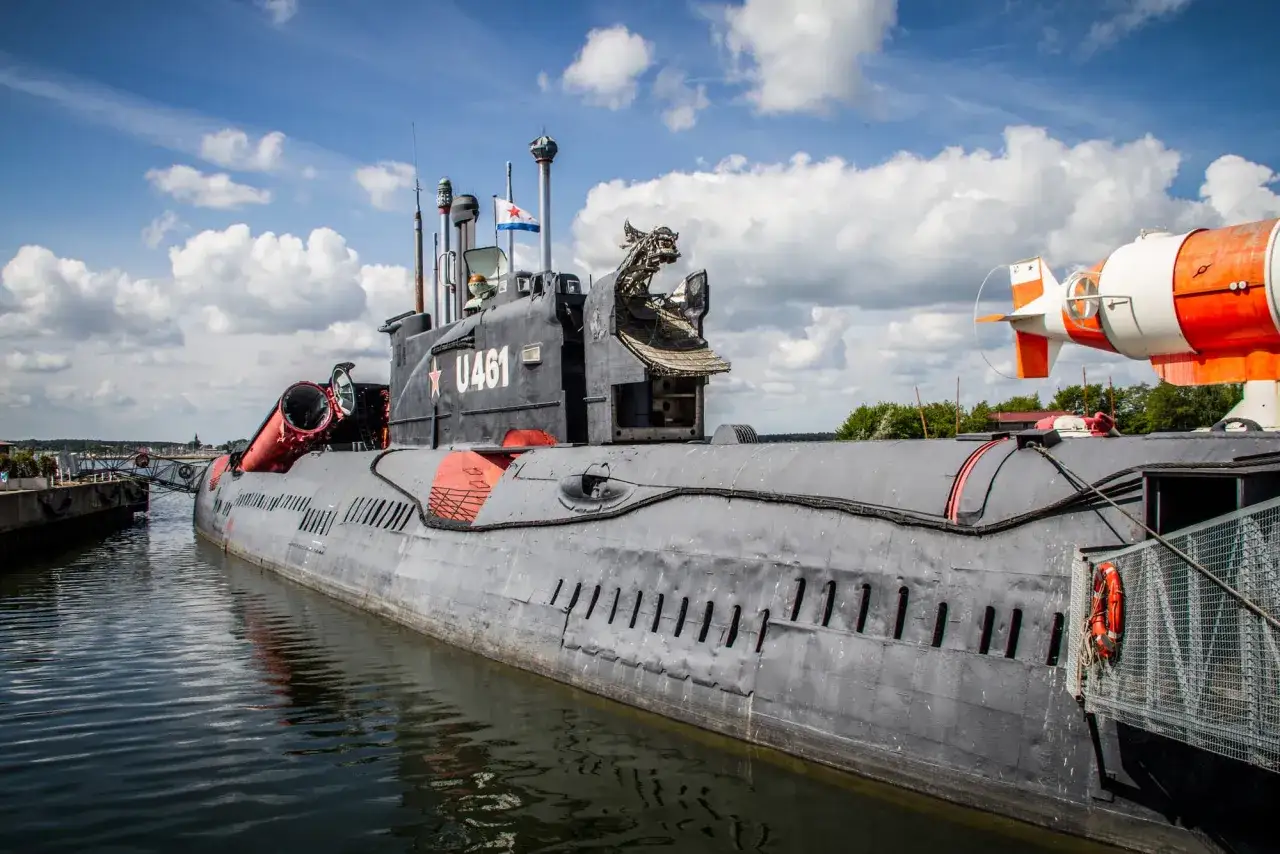 U-Boot U461 liegt im Hafen an der Ostsee. Ein Drachenkopf ziert den Turm.