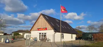 Ein Geschäft mit dem Namen "Krempel Tempel" wirbt mit einer roten Fahne.