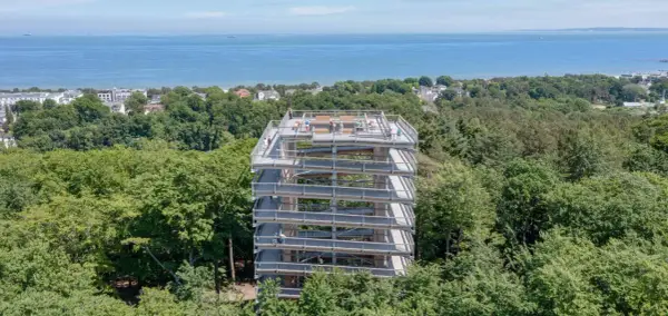 Der Baumwipfelpfad Usedom bietet einen atemberaubenden Blick über die Baumkronen und das Meer.