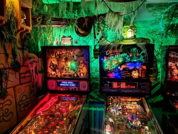 Im Flippermuseum Schwerin locken Indiana Jones und der Kreatur aus der schwarzen Lagune. Gruselige Deko und bunte Lichter.